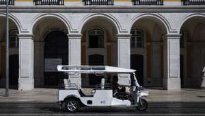 Um tuk-tuk desloca-se no Terreiro do Paço durante a reportagem sobre o impacto da covid-19 no negócio dos tuk-tuk e na animação turística, em Lisboa, 13 de agosto de 2020. (ACOMPANHA TEXTO DE 15/08/2020) RODRIGO ANTUNES/LUSA