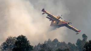 Um avião Canadair faz descarga durante o combate ao incêndio na freguesia de Préstimo, Águeda, 18 de setembro de 2024. Sete pessoas morreram e cerca 120 ficaram feridas, das quais 10 em estado grave, devido aos incêndios que atingem desde domingo as regiões Norte e Centro do país, nos distritos de Aveiro, Porto, Vila Real, Braga e Viseu, que destruíram dezenas de casas e obrigaram a cortar estradas e autoestradas. PAULO CUNHA/LUSA