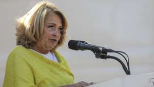 A candidata à câmara municipal de Almada pela CDU, Maria das Dores Meira numa ação de campanha em Almada. 24 de setembro de 2021. No próximo dia 26 de setembro mais de 9,3 milhões eleitores podem votar nas eleições autárquicas para eleger os seus representantes locais. MIGUEL A. LOPES / LUSA