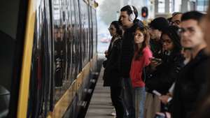Passageiros aguardam pela chegada do Metro em dia de Greve geral dos maquinistas do Metro do Porto, Vila Nova de Gaia, 06 de dezembro de 2024. O Sindicato Nacional dos Maquinistas dos Caminhos de Ferro Portugueses avançou para a greve face à ausência de clarificação do Governo sobre a relação entre sinistralidade ferroviária e taxa de álcool destes trabalhadores, sugerida pelo ministro Leitão Amaro. JOSÉ COELHO/LUSA