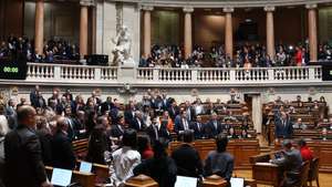 Deputados e assistência aplaudem a aprovação em plenário sobre desagregação de freguesias, na Assembleia da República, em Lisboa, 17 de janeiro de 2025. O Projeto de Lei, subscrito pelo PSD, PS, BE, PCP, Livre e PAN, tem em conta 135 processos de pedidos de reversão, quase todos de Uniões de Freguesias de Portugal continental, mas também repõe freguesias que tinham sido extintas, como a de Brenha, na Figueira da Foz, e a de Bicos, em Odemira. MANUEL DE ALMEIDA/LUSA