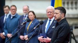 epa12896463 A handout photo made available by the Ukrainian Presidential Press Service shows Ukrainian President Volodymyr Zelensky (R) and Swedish King Carl XVI Gustaf (2-R) during their meeting in Lviv, Western Ukraine, 17 April 2026. Sweden's King Carl XVI Gustaf arrived in Ukraine for an official visit amid the ongoing Russian invasion.  EPA/PRESIDENTIAL PRESS SERVICE HANDOUT HANDOUT EDITORIAL USE ONLY/NO SALES