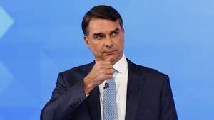 epa13326854 Brazilian presidential candidate Flavio Bolsonaro attends a debate at the TV GLOBO studios, two days before the second round of the presidential election, in Rio de Janeiro, Brazil, 23 October 2026.  EPA/Andre Coelho