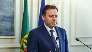 O primeiro-ministro, Luís Montenegro, intervém na cerimónia de tomada de posse do novo presidente da Autoridade Nacional de Emergência e Proteção Civil, José Manuel Moura (ausente da fotografia), esta tarde no Ministério da Administração Interna, em Lisboa, 16 de janeiro de 2025. MIGUEL A. LOPES/LUSA