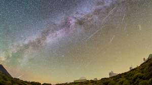 Algunas de las Perseidas capturadas la noche del 11 al 12 de agosto de 2021 desde el Observatorio del Teide (Instituto de Astrofísica de Canarias). En la imagen, la Vía Láctea divide el cielo con una diagonal que parece conectar el pico del volcán Teide (en la isla de Tenerife), con el radiante de esta lluvia de meteoros, la constelación de Perseo, que apenas se aprecia debido a la densidad de estrellas que pueblan el cielo. En el extremo izquierdo de la mitad superior destaca Júpiter. También muy brillante, debajo de él, le acompaña Saturno. Mucho más a su derecha, casi en el límite superior de esta composición, un óvalo difuso revela la presencia de la galaxia de Andrómeda. Otro de los objetos que reclaman protagonismo es la estrella Vega, la candela de los astrónomos. Esta estrella es utilizada como referencia por los científicos, llegando a considerarse la más importante del cielo después del Sol. En el plano terrestre, sobre la vegetación característica de esta zona de preparque, se distinguen el perfil de la Pirámide solar y las cúpulas de los telescopios IAC80, OGS, ELRS (ESA Laser Ranging Station), los telescopios solares VTT y GREGOR; y QUIJOTE. Crédito: M. R. Alarcón y D. Padrón.