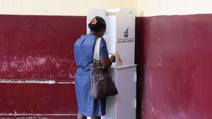 Uma eleitora exerce o seu direito de voto para as eleições presidenciais numa secção de voto, São Tomé, 19 de julho de 2026. NUNO VEIGA/LUSA