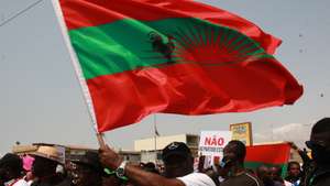 epa10203861 A demonstrator holds flag of National Union for the Total Independence of Angola (UNITA) during a march for the pacification of Angola, called by UNITA, in Luanda, Angola, 24 September 2022. The National Union for the Total Independence of Angola (UNITA) promotes 24 September, one month after the Angolan elections, a march in defense of the democratic state and the rule of law and for the release of political prisoners.  EPA/AMPE ROGERIO