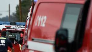 Bombeiros no local onde ocorreu um incêndio esta tarde numa casa em Vale de Madeiros, no concelho de Nelas, seguido de explosões, e que provocou vários feridos, Viseu, 16 de fevereiro de 2022. NUNO ANDRÉ FERREIRA/LUSA