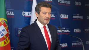 O presidente do Chega, André Ventura, fala aos jornalistas sobre o problema migratório que se vive na Península Ibérica e as novas informações reveladas sobre o ministro da Administração Interna, Luís Neves, em Lisboa, 31 de julho de 2026. ANTÓNIO COTRIM/LUSA