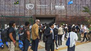 epa12518814 People wait to enter the Hangar Convention Center where COP30 is taking place in Belem, Brazil, 11 November 2025. Representatives from some 170 countries are participating in the 30th United Nations Climate Change Conference, COP30, which will run until November 21.  EPA/Andre Coelho