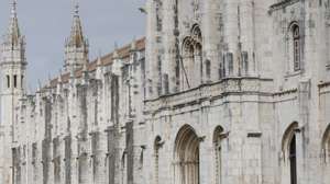 Uma turista é surpreendida pela greve de trabalhadores dos museus e monumentos nacionais, em frente ao Mosteiro dos Jerónimos, em Lisboa, 15 de agosto de 2025. Convocada pela Federação Nacional dos Sindicatos dos Trabalhadores em Funções Públicas e Sociais, o protesto visa exigir a "justa compensação" do trabalho prestado em dias feriados e também do trabalho suplementar. ANTÓNIO PEDRO SANTOS/LUSA