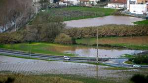 Área agrícola inundada devido ao aumento do caudal do rio Sizandro, depois da passagem da depressão Kristin, em Torres Vedras, 28 de janeiro de 2026. Portugal continental está a ser afetado pelos efeitos da passagem da depressão Kristin, com chuva, vento, neve e agitação marítima, tendo sido emitidos vários avisos pelo Instituto Português do Mar e da Atmosfera (IPMA). CARLOS BARROSO/LUSA