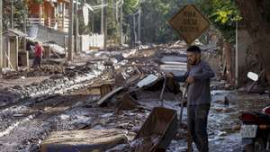 epaselect epa11327657 A man removes the mud that flooded his house after the Taquari river overflowed its banks in Cruzeiro do Sul, Rio Grande do Sul state, Brazil, 08 May 2024. The death toll from catastrophic floods in southern Brazil has exceeded 100, according to the latest figures released by the Civil Defense on 08 May.  EPA/SEBASTIAO MOREIRA