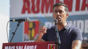 O secretário-geral da CGTP-IN, Tiago Oliveira, discursa na manifestação nacional organizada pela CGTP-IN para trabalhadores dos distritos de Lisboa, Setúbal, Santarém, Portalegre, Beja, Évora e Faro, em Lisboa, 05 de abril de 2025. MANUEL DE ALMEIDA/LUSA