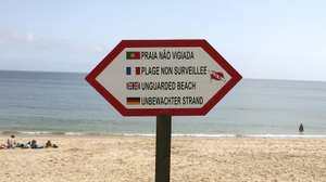 As praias de Salema, Mareta e Burgau, de Vila do Bispo, anteciparam a época balnear para 01 de Abril, mas como não há condições para colocar os equipamentos de veraneio, a Autoridade Marítima colocou placas de "Praias Não Vigiadas", Vila do Bispo, 30 de abril de 2009. (ACOMPANHA TEXTO)  LUSA/ LUIS FORRA
