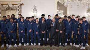 O Presidente da República, Marcelo Rebelo de Sousa (C), acompanhado pelo presidente da Federação Portuguesa de Futebol, Pedro Proença (C-E) e pelo selecionador de futebol sub 17, Bino Maçães (C-D), posa para a fotografia com atletas da seleção sub-17 que se sagrou campeã do mundo de futebol, no Palácio de Belém, em Lisboa, 02 de janeiro de 2026. JOSÉ SENA GOULÃO/LUSA