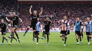epa12869057 Players of Munich celebrate after winning the German Bundesliga soccer match between SC Freiburg and FC Bayern Munich in Freiburg, Germany, 04 April 2026.  EPA/RONALD WITTEK CONDITIONS - ATTENTION: The DFL regulations prohibit any use of photographs as image sequences and/or quasi-video.