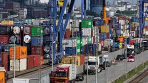 epaselect epa12270085 Shipping containers stacked at the Rhine-Neckar commercial port in Mannheim, Germany, 29 July 2025. US President Trump announced plans to impose a 30 percent import duty on products from the European Union (EU) starting 01 August 2025.  EPA/RONALD WITTEK