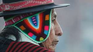 epa13055155 An Aymara person participates in the festival celebrating the return of the sun, 'Willka Kuti,' 5534, or Andean New Year, in La Paz, Bolivia, 21 June 2026. Bolivians welcomed the first rays of the sun with their palms raised to celebrate the Andean New Year and recharge their energy amid ancestral rituals held at various sites considered sacred by indigenous peoples.  EPA/LUIS GANDARILLAS