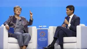 epa13308322 IMF Managing Director Kristalina Georgieva (L) speaks with US Federal Reserve Chairman Kevin Warsh (R) during the OVERFLOW: MD's Fireside Chat with Federal Reserve Chairman Kevin Warsh at the 2026 Annual Meetings of the IMF and the World Bank Group in Bangkok, Thailand, 16 October 2026. More than 15,000 financial policymakers, central bank governors, and finance ministers from 191 countries gathered in Thailand for the meetings to discuss the global economic outlook, poverty eradication, and economic development.  EPA/RUNGROJ YONGRIT