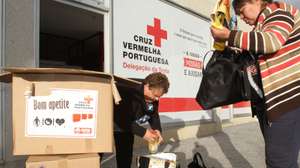 Distribuição de alimentos através do apoio do Banco Alimentar Contra a Fome, do Continente, do Fundo Europeu de Auxílio aos Carenciados e de outras entidades, contribuindo para a resolução de situações de carência alimentar e falta de dignidade das famílias.