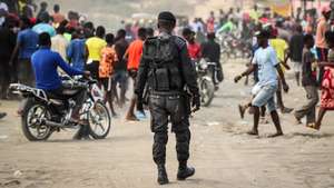 epaselect epa10138153 Elements of the Angolan Rapid Intervention Police (PIR) were called to the 30 market, Luanda's largest market, to disperse crowds, allegedly instigated by elements of the largest opposition party, UNITA (National Union for the Total Independence of Angola), a day after the Angola 2022 general elections, in the municipality of Viana, Luanda, Angola, 25 August 2022. The Angolan general elections, the fifth ballot in the country's political history, featured candidates from eight political groupings and elect the President and Vice President of the Republic of Angola.  EPA/PAULO NOVAIS