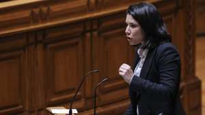 A deputada do Bloco de Esquerda (BE), Joana Mortágua, intervém no debate sobre a participação de Portugal na Cooperação Estruturada Permanente, esta tarde na Assembleia da República em Lisboa, 21 de abril de 2022. MIGUEL A. LOPES/LUSA
