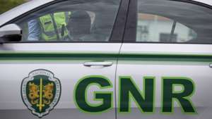 Um militar da GNR durante uma operação stop de sensibilização para o cumprimento do dever geral de isolamento, na Autoestrada A1 nas portagens dos Carvalhos/Grijó no sentido Sul/Norte, Vila Nova de Gaia, 29 de março de 2020. MANUEL FERNANDO ARAÚJO/LUSA