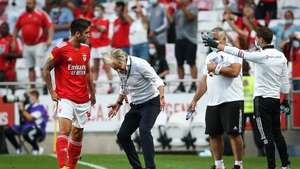 Treinador do Benfica Jorge Jesus (C) e Rodrigo Pinho (E) durante Benfica VS CD Tondela, no estádio da Luz, em Lisboa, Portugal, 29 August 2021. EPA/RODRIGO ANTUNES