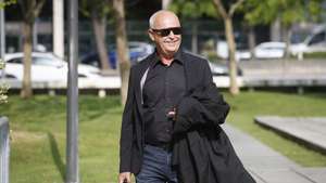 O advogado do antigo primeiro-ministro, José Sócrates (ausente da foto), Pedro Delille, à chegada ao Tribunal Central de Instrução Criminal, para a audição no debate instrutório de processo secundário da Operação Marquês, onde responde por seis crimes, em Lisboa, 03 de junho de 2025. Em causa está um processo que acabou por ser separado da Operação Marquês e no âmbito do qual o juiz Ivo Rosa mandou para julgamento, em abril de 2021, José Sócrates e o empresário Carlos Santos Silva pela alegada prática, em coautoria, de três crimes de branqueamento de capitais e outros tantos de falsificação de documento. ANTÓNIO PEDRO SANTOS/LUSA