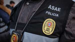 Inspetores da ASAE, durante uma operação de controlo e verificação das condições de Higiene e Segurança Alimentar das mercadorias alimentares (azeite, carnes, pescado, produtos de panificação, etc) em circulação bem como a deteção de eventuais ilícitos relacionados com as mercadorias em trânsito (contrafação, entre outros)  com consequências diretas para o consumidor final realizada no acesso à ponte 25 de Abril, Almada, 3 de Abril de 2025. RUI MINDERICO/LUSA