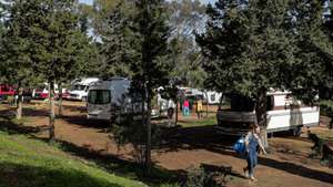 Utentes do Parque de Campismo de Salema, que tem uma ocupação elevada nesta altura do ano em período de confinamento, os campistas dizem que não tem nada  recear, em Vila do Bispo, 22 de janeiro de 2021. (ACOMPANHA TEXTO DA LUSA DO DIA 26 DE JANEIRO DE 2021). LUÍS FORRA/LUSA