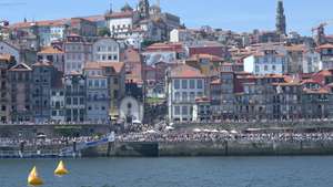 Um avião faz acrobacias durante o festival aéreo Air Invictus, que decorreu no rio Douro entre as margens do Porto e de Vila Nova de Gaia, 20 de junho de 2026. Os primeiros aviões do Air Invictus já abriram as hostilidades no Porto e em Gaia para um “bálsamo desejado” para os comerciantes, um “evento do caraças” para os turistas e um momento “seja o que Deus quiser” para as autoridades. FERNANDO VELUDO/LUSA