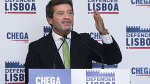 O presidente do Chega, André Ventura, intervém durante a cerimónia de apresentação do candidato à Câmara Municipal de Lisboa Bruno Mascarenhas (ausente na fotografia), às eleições autárquicas de 12 de outubro, em Lisboa, 28 de julho de 2025. ANTÓNIO COTRIM/LUSA