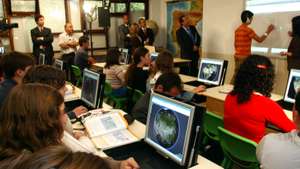 Uma aluna assiste a uma aula de geografia com utilizacao de computadores, na Escola Andre Gouveia, integrada no Projecto Piloto no âmbito do Plano Tecnológico Escolas, 16 de Junho de 2008,em Évora. NUNO VEIGA/LUSA