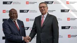 O Presidente da República, António José Seguro (D), acompanhado pelo antigo Presidente de Moçambique, Joaquim Chissano, durante a Aula Magistral "Liderança, Paz e Desenvolvimento – Lição para as novas gerações" na Universidade Europeia, Lisboa, 12 de outubro de 2026. JOÃO RELVAS/LUSA