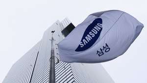 epa12452359 A flag of Samsung Electronics Co. flies outside its headquarters in Seoul, South Korea, 14 October 2025. Samsung announced a consolidated operating profit of approximately 12.1 trillion Korean Won (8.5 billion US Dollars) for the quarter ending in September 2025.  EPA/YONHAP SOUTH KOREA OUT