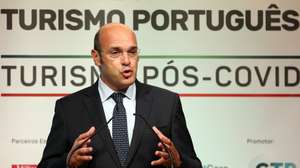 O ministro de Estado, da Economia e da Transição Digital, Pedro Siza Vieira, discursa durante a 5.ª Cimeira do Turismo Português, na Fundação Calouste Gulbenkian, em Lisboa, 28 de setembro de 2020. A iniciativa da CTP assinala o Dia Mundial do Turismo (dia 27 setembro), integra três web conferences e um evento transmitido em live stream. O impacto da pandemia da covid-19 e o futuro da atividade turística são os temas em destaque na V Cimeira do Turismo Português – ‘Turismo pós-covid’. MANUEL DE ALMEIDA / LUSA