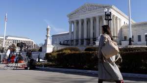 epa12668263 A member of the public passes the U.S. Supreme Court in Washington, DC, USA, 21 January 2026. The US Supreme Court was hearing arguments in a case over US President Donald Trump’s attempt to remove Cook from her position at the US Federal Reserve.  EPA/WILL OLIVER