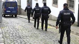 Elementos da PSP fazem segurança no início do julgamento da "Operação Pretoriano" que decorre no Tribunal São João Novo no Porto, 17 de março de 2025. O processo tem como arguidos Fernando Madureira, ex-líder dos Super Dragões, Sandra Madureira, Vítor Catão e ainda mais nove arguidos, acusados de crimes alegadamente cometidos numa Assembleia-Geral do FC Porto. FERNANDO VELUDO/LUSA