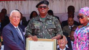 O primeiro-ministro, António Costa (E), recebe do Presidente da República da Guiné-Bissau, Umaro Sissoco Embaló (C), a condecoração da Ordem Nacional Colinas de Boé, durante as cerimónias comemorativas dos 50 anos da independência da Guiné-Bissau, em Bissau, Guiné-Bissau, 16 de novembro de 2023. ANTÓNIO COTRIM/LUSA