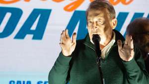 O candidato do Partido Social Democrata (PSD) à Câmara Municipal de Vila Nova de Gaia, Luís Filipe Menezes, faz o discurso de vitória com apoiantes na sede de campanha na noite eleitoral das eleições Autárquicas 2025, em Vila Nova de Gaia, 13 de outubro de 2025. Mais de 9,3 milhões de eleitores podem votar nas eleições autárquicas em Portugal, a 12 de outubro de 2025. RUI MANUEL FARINHA/LUSA