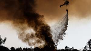 Bombeiros combatem o fogo, na zona de Aljezur, concelho de Odemira. Estão no combate às chamas 633 operacionais, apoiados por 206 viaturas terrestres e 10 meios aéreos. O incêndio, que deflagrou na zona de Baiona, na freguesia de São Teotónio, a meio da tarde de sábado, já obrigou a evacuar quatro locais no concelho de Odemira (Vale dos Alhos, Vale de Água, Choça dos Vales e Relva Grande) e uma unidade de turismo rural, num total de mais de 100 pessoas retiradas, 07 de agosto de 2023. LUÍS FORRA/LUSA