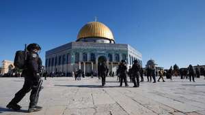 epa09891002 Israeli police clashes with Palestinians inside Al-Aqsa Mosque compound after Israeli police entered the compound before dawn as thousands of Muslims were gathered to perform prayers during the holy month of Ramadan, Jerusalem, 15 April 2022. According to Israeli police, forces entered the compound to remove stones and prevent violence. According to the Palestinian Red Crescent emergency service at least 67 wounded Palestinians have been evacuated to hospitals.  EPA/JAMAL AWAD