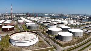 epa12293734 An image taken with a drone shows oil refineries of TotalEnergies and ExxonMobil in Antwerp's port area, Belgium, 11 August 2025. The port is home to the largest integrated chemical cluster in Europe.  EPA/OLIVIER HOSLET