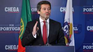 O presidente do Chega, André Ventura, durante a conferência de imprensa sobre o contexto de Portugal no conflito com o Irão, a Base das Lajes e as consequências económicas para o país, nomeadamente os preços do petróleo no mercado internacional, em Lisboa, 03 de março de 2025. ANTÓNIO COTRIM/LUSA