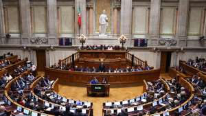 O primeiro-ministro, Luís Montenegro, intervém na sessão plenária na Assembleia da República, em Lisboa, 15 de abril de 2026. ANTÓNIO COTRIM/LUSA