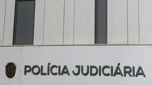 Logotipo com escudo no edificio sede da Policia Judiciária em Lisboa, 17 de agosto de 2022. TIAGO PETINGA/LUSA
