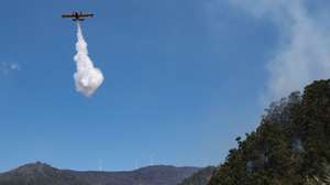 Avião Canadair executa uma descarga de água sobre focos de incêndio no sítio da Lombada no Concelho da Ponta do Sol, na Ponta do Sol, 23 de agosto de 2024, O incêndio rural na ilha da Madeira deflagrou no dia 14 de agosto, nas serras do município da Ribeira Brava, propagando-se progressivamente aos concelhos de Câmara de Lobos, Ponta do Sol e, através do Pico Ruivo, Santana. HOMEM DE GOUVEIA/LUSA