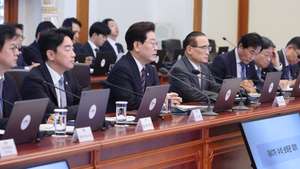 epa13253614 South Korean President Lee Jae Myung (C) presides over a meeting of senior presidential secretaries at Cheong Wa Dae in Seoul, South Korea, 21 September 2026.  EPA/YONHAP / POOL SOUTH KOREA OUT